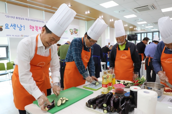 조소행 본부장이 행복밥상 요리찬치에 참가한 요섹남들과 함께           요리를 만들고 여성조합원들에게 음식을 대접했다.