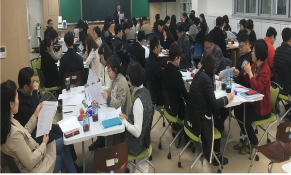 교사연구공동체(D.G.H-I.T.Q) 회의 모습.