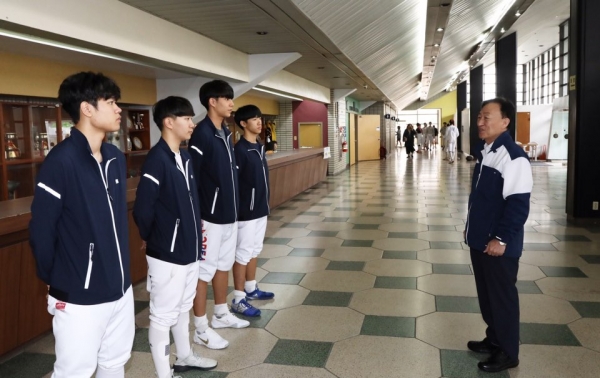 설동호 교육감 전국체전 펜싱선수 격려
