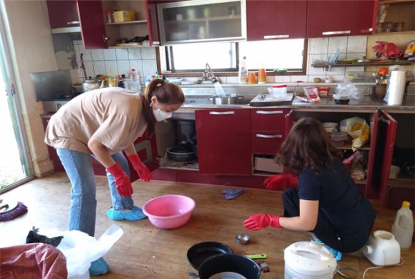 2인 1조의 멘토가 함께 수혜자 가구를 방문해 청소 지원하는 모습