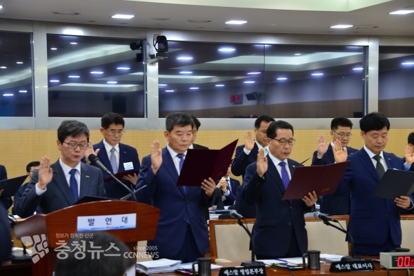 7일 오전 한국철도시설공단 본사에서 열린 국회 국토교통위원회 한국철도공사,한국철도시설공단, 에스알 국정감사에서 손병석 한국철도공사 사장이 선서를 하고 있다.