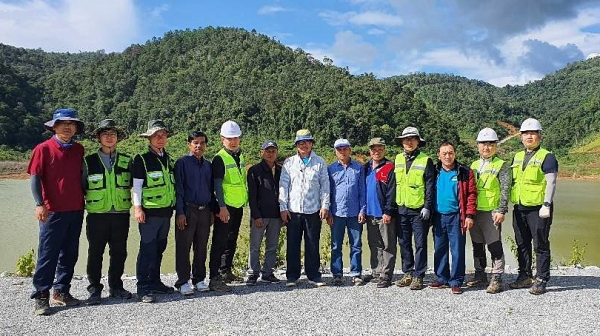안전점검팀(연두색 조끼 착용)과 시엔꽝주 수리시설 기술팀 기념사진.