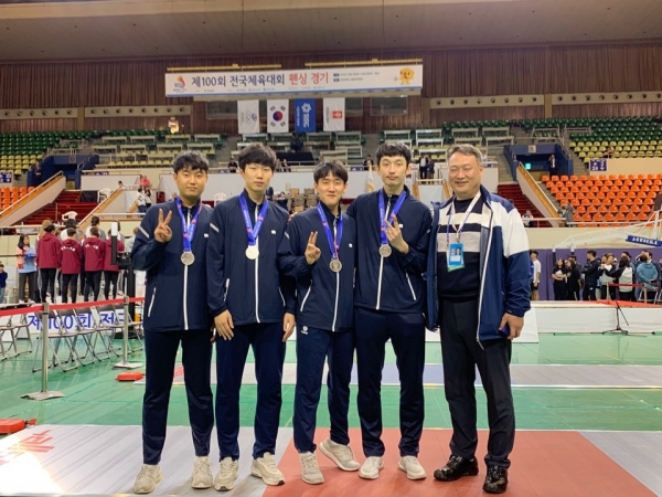 단체전 은메달을 획득한 (왼쪽부터) 김성호, 강연승, 김동주, 이수환 선수가 도서기 감독과 단체사진 촬영