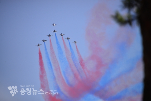 9일 세종축제 닷세날 573돌 한글날 세종호수공원 상공위에서 공군 특수비행팀의 블랙이글스 에어쇼가 펼쳐져 시민들의 눈을 즐겁게 했다.
