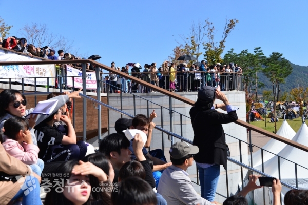 에어쇼를 즐기는 시민들