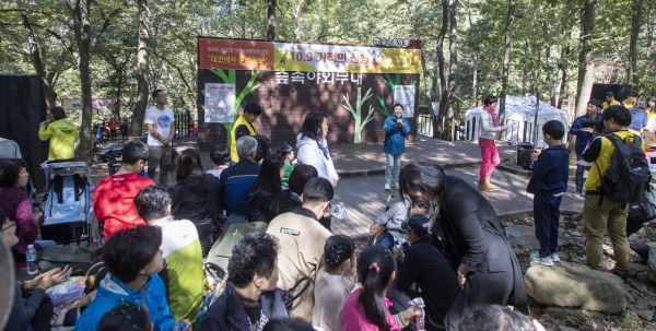 ​박정현 대덕구청장(가운데)은 9일 장동 삼림욕장에서 열린 공공어린이재활병원 건립을 위한 ‘10. 9 기적의 산행’에 참석했다.​