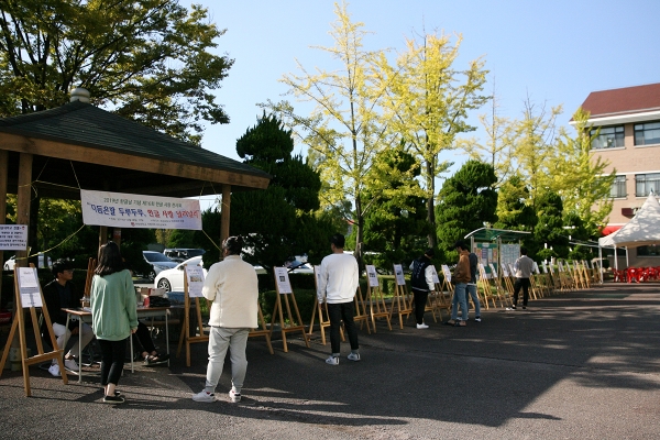국어교육과는 지난 8일 교내 학생회관 앞뜰에서 ‘제16회 한글사랑 자료 전시회’와 ‘한글사랑 참여 행사’를 펼쳤다.