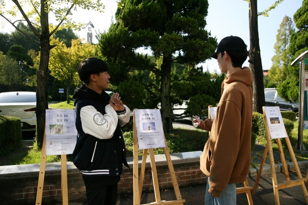 목원대 국어교육과의 ‘제16회 한글사랑 자료 전시회’에서 국어교육과 재학생이 방문객에게 다듬은 말을 소개하고 있다.