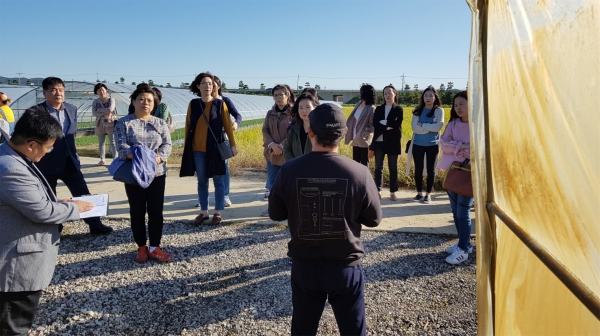 예산군학교급식출하회 회원농가의 설명을 듣고 있는 영양사들
