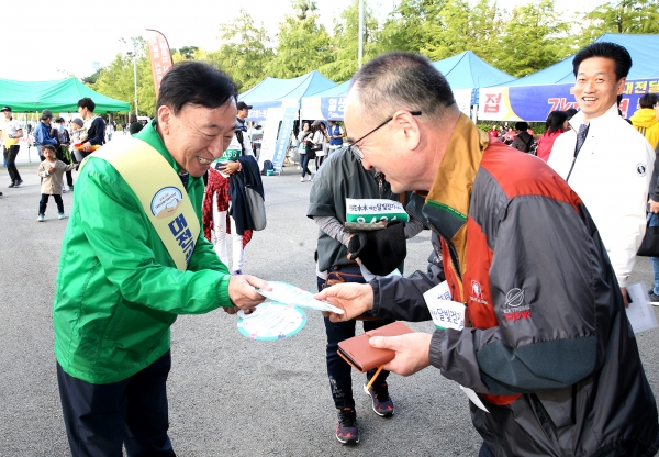 지난 9일 대전 엑스포시민광장에서 열린 ‘제8회 月花水木 대전달빛걷기대회’에서 시민들을 대상으로 대전교육서포터즈단 캠페인을 실시