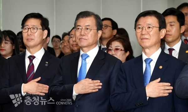 왼쪽부터 양승조 충남도지사, 문재인 대통령, 문성혁 해양수산부 장관