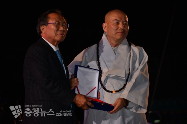 12일 오영철 주식회사 일미농산 회장이 영평사에서 개최한 산사음악회에서 문화 발전에 기여하고, 구절초 축제를 전국민에게 널리 홍보한 공로로 주지 환성 스님으로 부터 감사패를 받고있다.