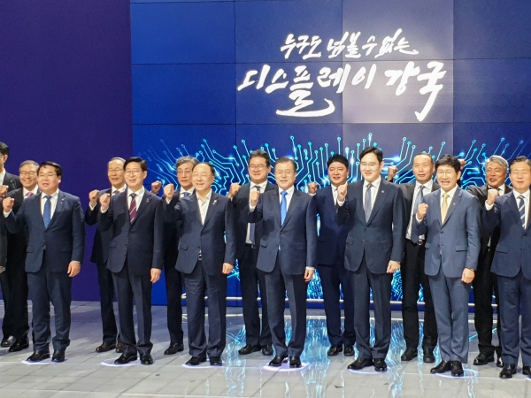 오세현 아산시장이 지난 10일 ‘디스플레이산업 경쟁력 강화를 위한 지역투자’ 협약식 체결을 위해 삼성 디스플레이 탕정사업장에 방문한 문재인 대통령, 이재용 삼성전자 부회장, 양승조 충남지사와 함께 기념촬영