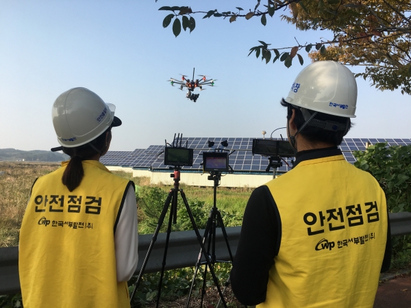 11일, 한국서부발전이 열화상카메라가 탑재된 드론을 활용해 소규모 태양광업체의 불량 태양광 패널을 점검하고 있다.