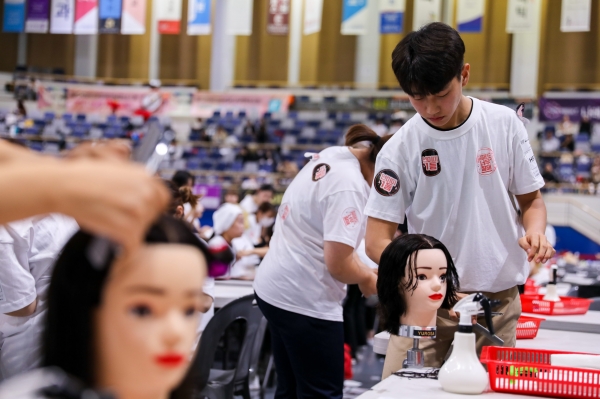 지난 12일 서울 KBS 아레나 홀에서 열린 ‘2019 월드 N-뷰티 프로페셔널 콘테스트’를 성공리에 마쳤다