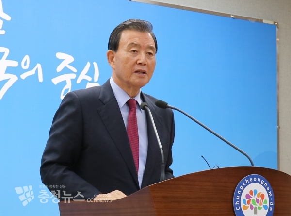 홍문표 국회의원이 15일 충남도청 브리핑룸에서 기자회견을 하고 있다.