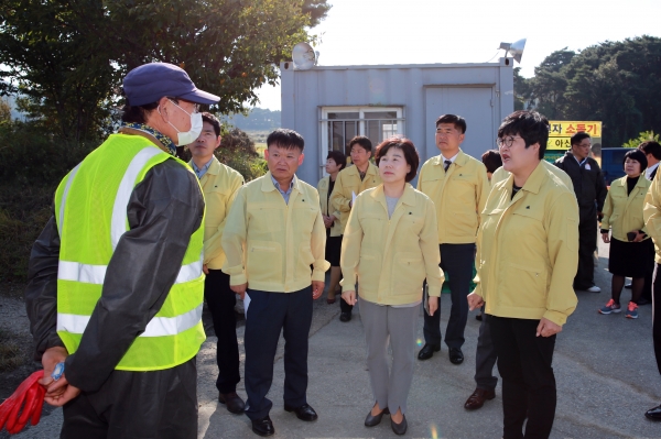 아프리카돼지열병(ASF) 방역상황을 점검하기 위해 영인면 월선리 거점소독시설 현장을 방문하고 근무자를 격려하고 있다