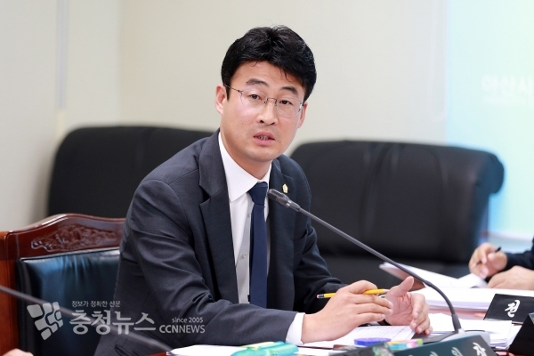 감정노동자의 권리와 인권을 보호하는데 구체화하는 조례취지를 설명하고 있는 안장근 의원 / 충청뉴스 최형순 기자