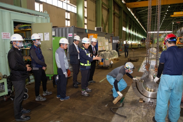 한국서부발전의 실무자들이 「발전기자재 국산화 현장설명회(10.15)」에 참가한 신규 강소기업 관계자들에게 계획예방정비가 진행 중이 태안 3호기 설비에 대해 현장에서 설명을 하고 있다.