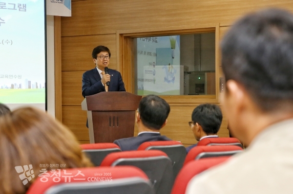 최교진 교육감이 연수 현장을 찾아 교원들에게 인사말을 하고 있는 장면