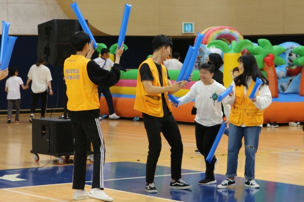 상명대 학생들과 체육활동 중인 나사렛 새꿈학교 학생