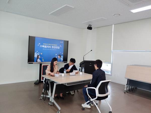 지난 15일부터 16일까지 논산열린도서관 다목적실에서 ‘청년 일자리창출을 위한 지역우수기업 채용설명회’ 개최