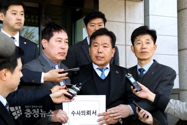 지난달 22일 서해수호의 날에 벌어진 자유한국당의 이른바 '대통령, 국무총리 추모 화환 명판 은닉 사건'과 관련 더불어민주당 강래구(동구)‧송행수(중구)‧박종래(대덕구) 지역위원장 2일 오전 대전지검 민원실에 수사의뢰서를 접수한 뒤 기자들의 질문에 답변하고 있다.