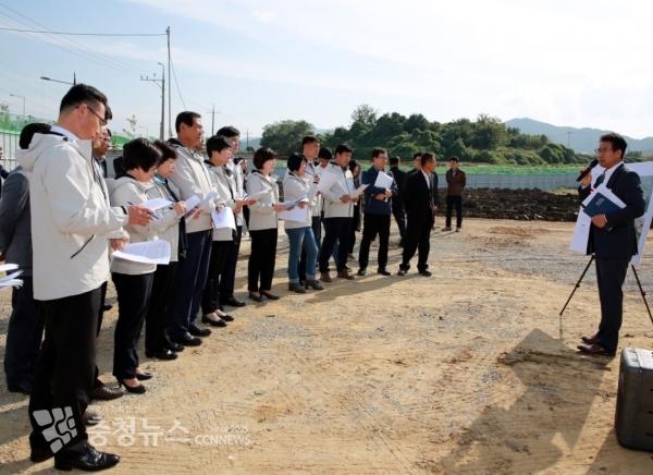 복합공영차고지 추진현황을 대중교통과장으로부터 설명을 듣고 있다