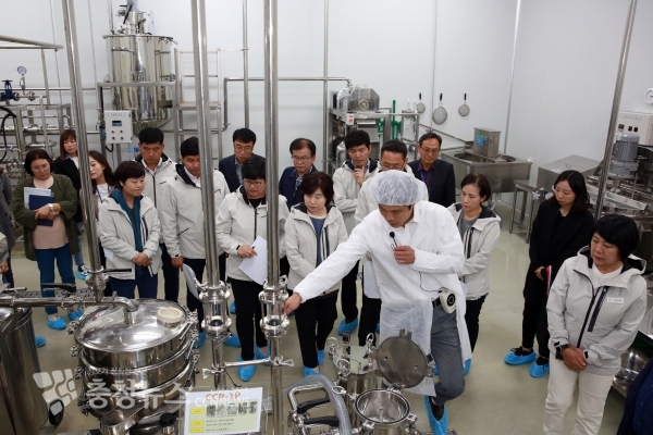 농산물 가공센터에서 가공식품 생산 공정의 설명을 듣고 있다