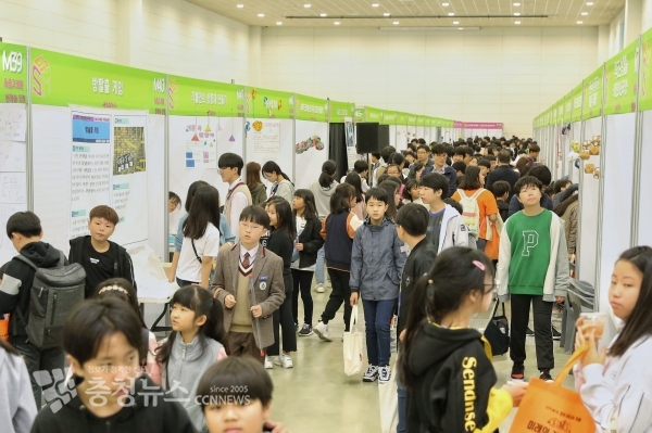 학생들이 다양한 체험프로그램에 참여하고 있다.