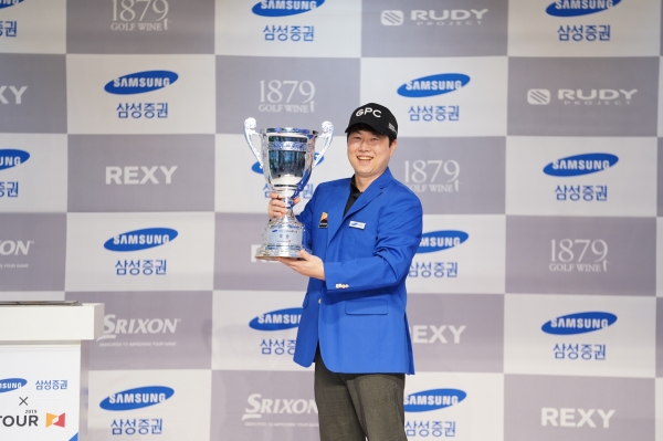 2019 삼성증권 GTOUR 7차 대회’에서 우승을 차지한 순범준이 우승 기념 포즈를 취하고 있다.
