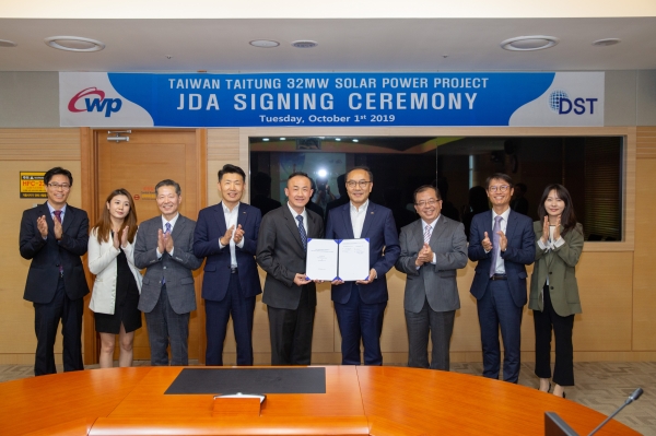 한국서부발전 김순교 사업본부장이 DST社 COO 제임스 쉬(James Shih)와 「대만 타이동(Taitung) 32MW 태양광 개발 사업공동개발협약(JDA)」을 체결한 뒤 기념촬영