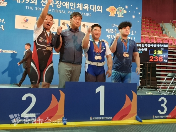 –85kg 역도 종목에서 금메달을 딴 서천고 황재권 선수(왼쪽에서 세 번째)