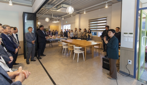 대덕구 행정지원센터 도란도란 내부에서 현판 제막식 참석자들과 인사를 나누는 박정현 대덕구청장