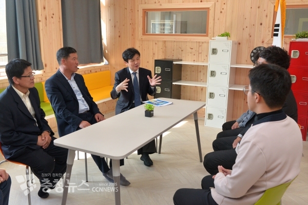 신익현 부교육감이 외연도초등학교를 방문해 학생과 교직원을 격려하고 있다.