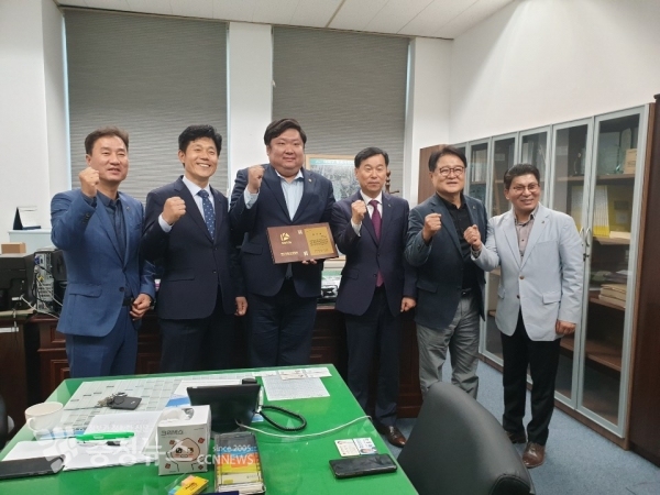 손희역 대전시의원이 감사패를 받고 기념촬영 하고 있다. (좌측 3번째 손희역 시의원, 좌측 4번째 김양수 대한전문건설협 대전시지회장