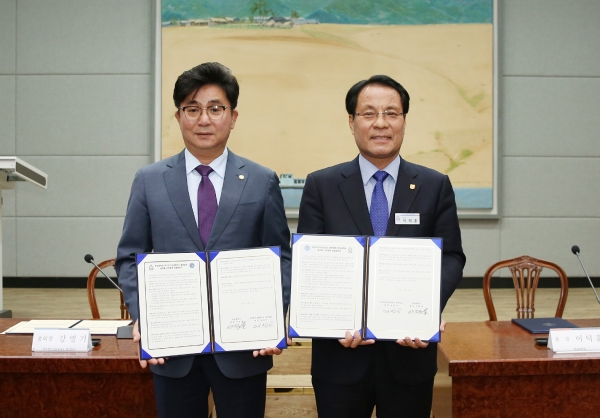 한남대 이덕훈 총장(오른쪽)이 강영기 미주한인상공회의소 총연합회장(왼쪽)과 업무협약을 체결하고 있다.