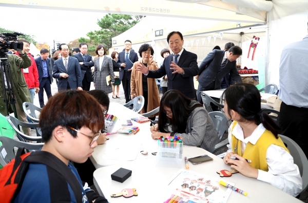 제3회 학교예술교육박람회장을 찾은 설동호 교육감
