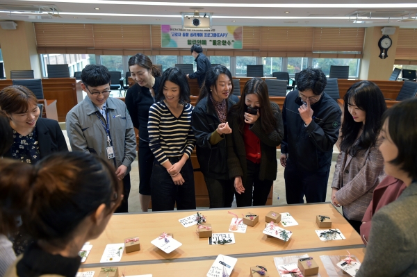 각자 완성한 작품을 감상하는 모습.