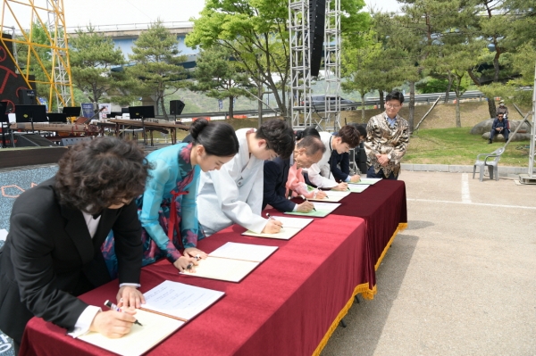 국립충청국악원 공주유치 서명 (구석기축제 당시)