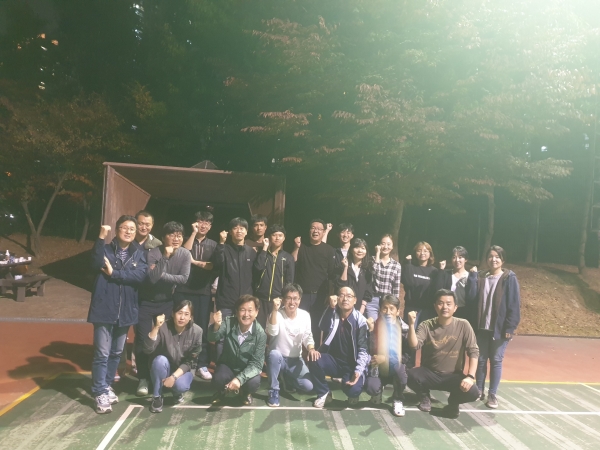 기업경제과 청렴결의대회 (10월 23일 오후 6시 탕정 명암리 GWP파크에 모인 기업경제과 전 직원이 청렴결의 후 구호를 외치며 포즈를 취하고 있다