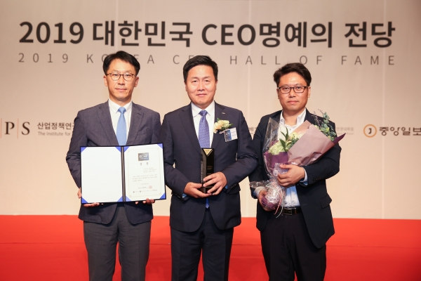 한국서부발전 엄경일 발전운영처장(가운데)이 「2019 대한민국 CEO 명예의 전당」 환경경영 부문 2년 연속 우수 CEO로 선정된 김병숙 사장을 대신하여 수상한 뒤, 업무관계자들과 함께 기념촬영을 하고 있다.