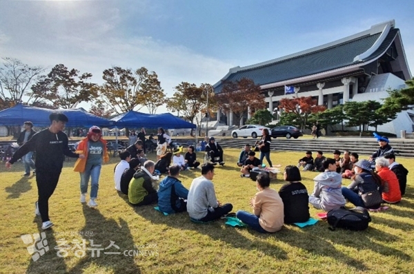 충남 천안시 목천고등학교 학생들로 구성된 '든든 봉사단'이 지역 장애인 거주시설 이용인들과 독립기념관에서 즐거운 시간을 보내고 있다.