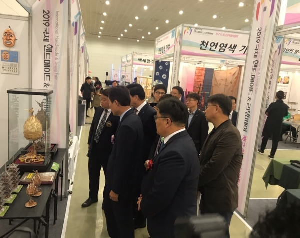 ‘2019 국제 핸드메이드&리빙페어’에 참가해 충남 지역 공예기업의 전시품을 홍보하는 부스 운영