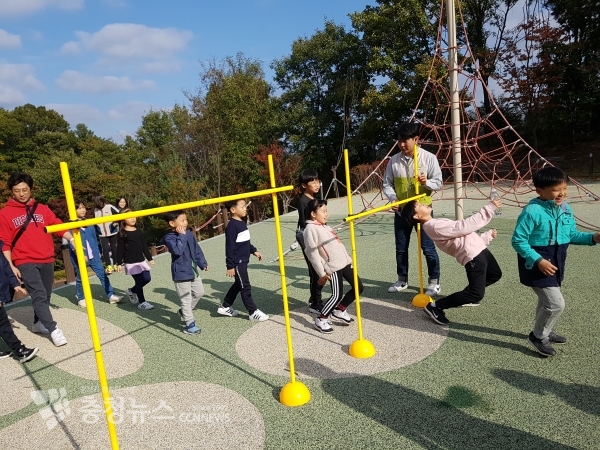 친구와 함께 걸으며 아프리카 아이들의 일상 체험