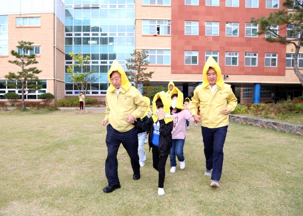 29일 오전 대전상원초에서 지진화재 발생에 따른 대피훈련 및 유관기관 합동대응훈련에 동참한 설동호 교육감 모습