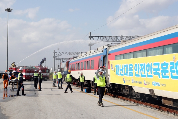 한국철도시설공단(이사장 김상균)이 29일(화) 익산시에서 크레인과 KTX열차 충돌 상황을 가상 설정하여 재난대응 안전한국훈련을 실시하고 있다