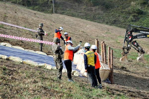 제방복구작업 모습