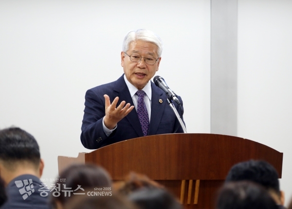 보육정책 개선방안마련을 위한 토론회에 참석한 서금택 의장