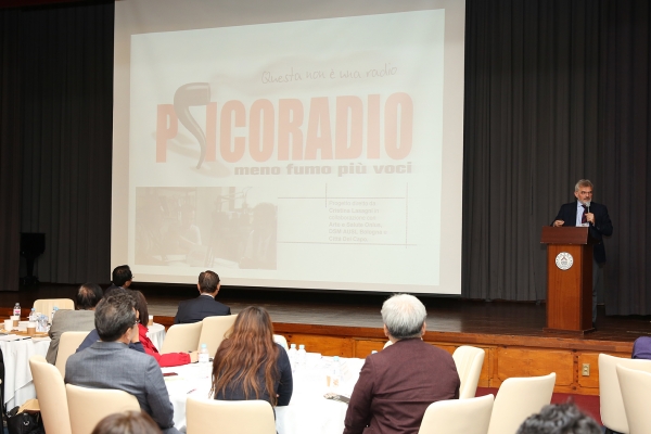 한남대-국제희년재단이 주최한 ‘伊 볼로냐 사회적경제’ 심포지엄에서 볼로냐 정신보건국장 안젤로 피오리티 박사가 통합 돌봄에 대해 강연하고 있다